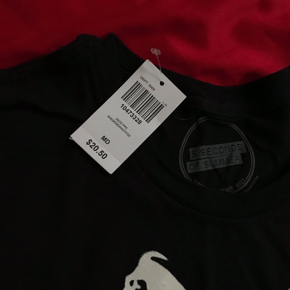 5SOS Band Tee - She's Kinda Hot - Picture 2 of 2